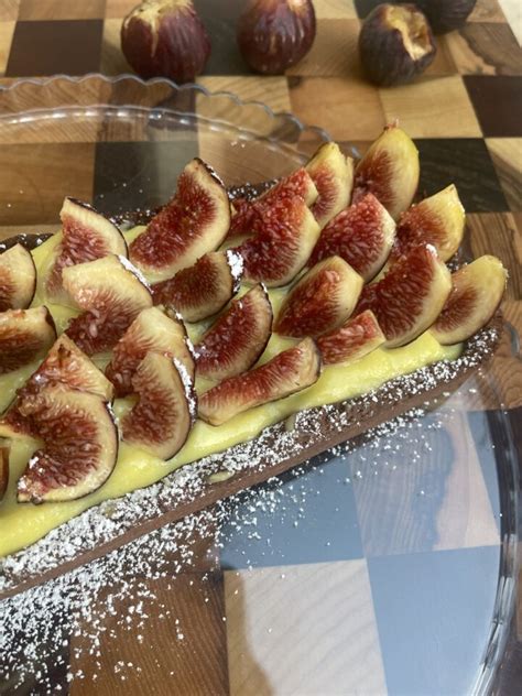 Crostata Al Cacao Con Crema Pasticcera Alla Vaniglia E Fichi Neri