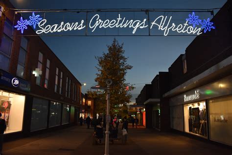 PICTURE GALLERY - Fabulous festive decorations and shop displays in Alfreton town centre - The ...