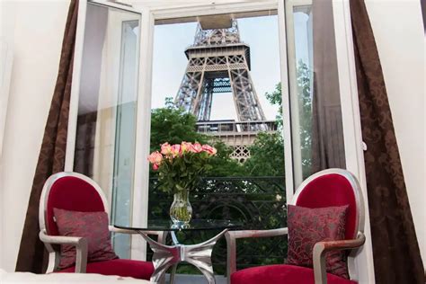 Un appartement classique à Paris avec une vue sur la Tour Eiffel