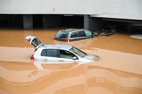 Wasserschaden Nach Überflutung Was Zahlt Die Autoversicherung