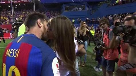 El Beso De Messi Y Antonella En La Celebración De La Copa Del Rey