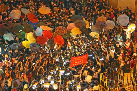 雨傘運動持續升溫 中共禁英議員入港調查 港府 香港 大紀元