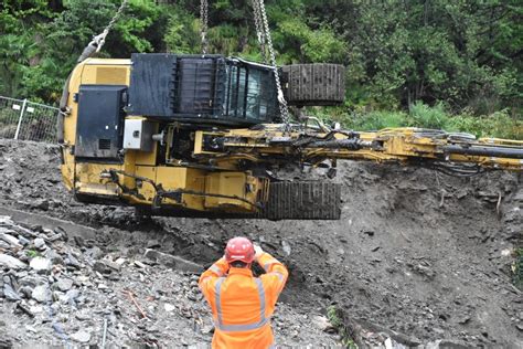 Cede Il Terreno E Si Rovescia L Escavatore Nessun Ferito