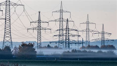 Energiewende Bundesnetzagentur kündigt Tausende Kilometer neue