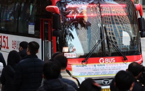 경기 광역버스 입석 중단 금지 언제까지 광교∼서울역 등 노선에 정규버스 12대 등 15대를 추가 투입 A2