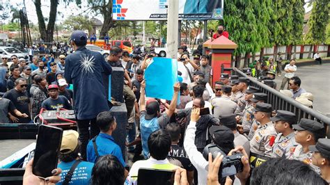 Potret Aksi Masa Depan Gedung Dprd Pangandaran