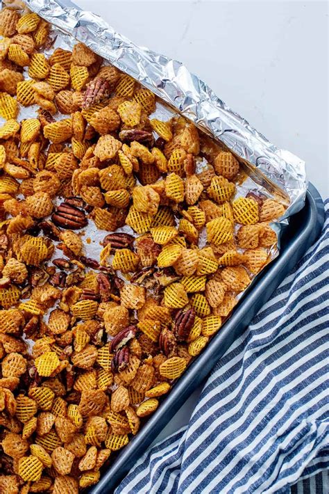 Pecan Praline Crunch Snack Mix Buns In My Oven