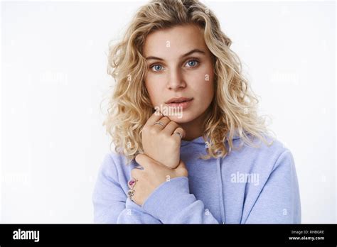 Timide Et Tendre Belle Femme Blonde Avec Des Yeux Bleus Et Coupe De Main Sqeez Et Se Penchant