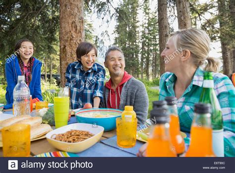 Familia comiendo al aire libre fotografías e imágenes de alta