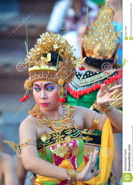 Der Kecak Feuer Tanz An Uluwatu Tempel Bali Indonesien Redaktionelles