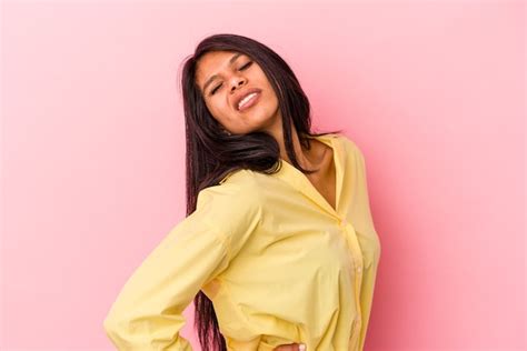 Mujer Latina Joven Aislada Sobre Fondo Rosa Que Sufre Un Dolor De Espalda Foto Premium