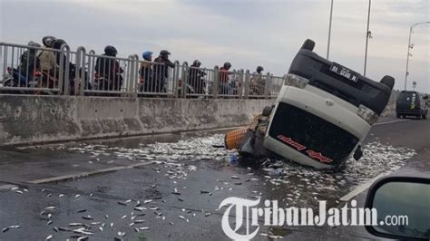 BREAKING NEWS Pick Up Terguling Di Jembatan Suramadu Ribuan Ikan