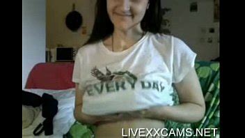 Joven tímida se frota las tetas y juega XVIDEOS