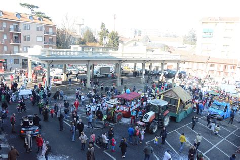 Chieri Sfilata Carri Di Carnevale La Sera Del Festival Di Sanremo L