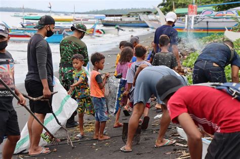 Kodim Tobelo Bersihkan Pesisir Pantai Di Wosia Halmahera Raya