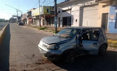 Chocó El Cordón Y Dejó El Auto Abandonado En El Medio De La Avenida