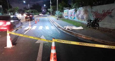 Motociclista y acompañante lesionados tras atropellar a peatón