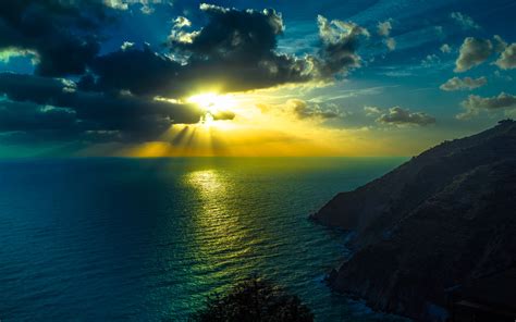 Fondos de pantalla Océano mar cielo nubes rayos del sol montañas