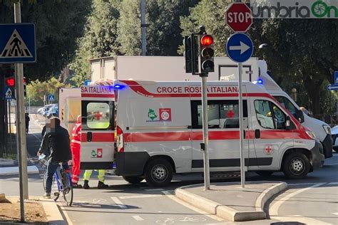 Terni Auto Tampona Scooter In Via Lattes Uomo In Ospedale UmbriaON