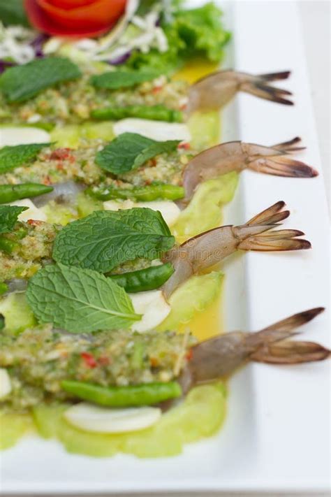 Camar N En Salsa De Pescados Con La Col Cortada En El Plato Blanco En