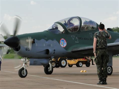 Esquadrilha da Fumaça faz primeiro voo seu A 29 Super Tucano