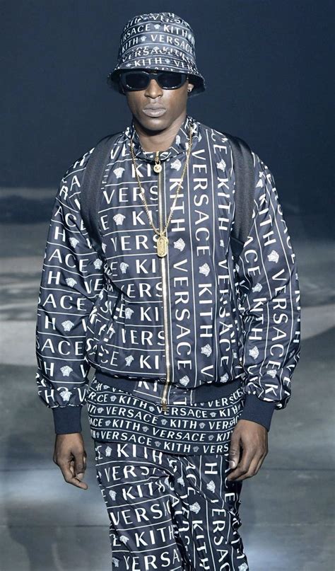 VERSACE X KITH Menswear Fall 2018 Ready To Wear Look 111 Up Close