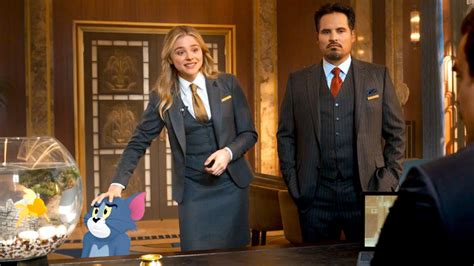 Chloë Grace Moretz y Michael Peña en la película de Tom y Jerry