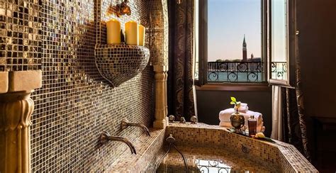 Discover the typical Venetian rooms and suites of the Metropole Hotel