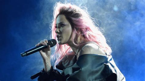 Halsey Announces Manic World Tour See The Dates Iheart