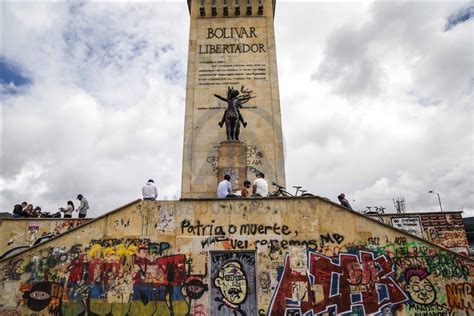 Manifestantes Pintan El Monumento A Los Héroes En Bogotá Colombia