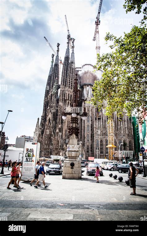 Famosa Basílica y Templo Expiatorio de la Sagrada Familia al final de