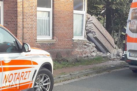 Auto fährt in Hauswand Fahrer in Lebensgefahr General Anzeiger