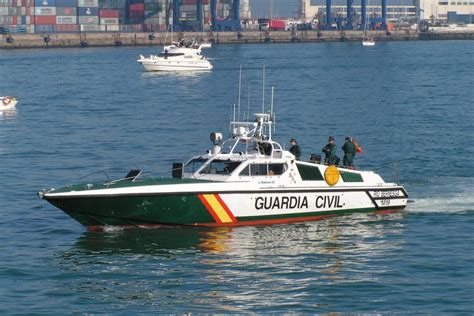 Se inunda una patrullera de la Guardia Civil en Ceuta por una avería en