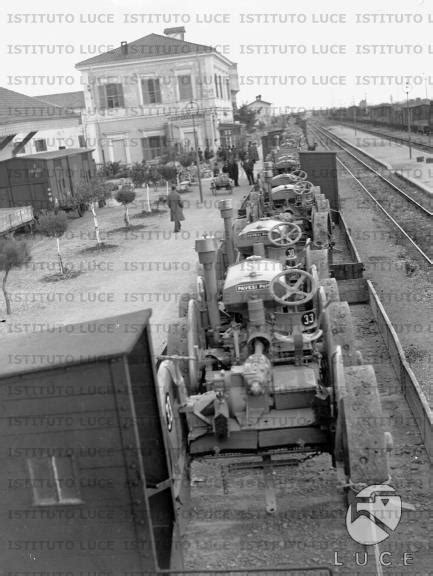 Convoglio Ferroviario Carico Di Trattori Fermo Alla Stazione In