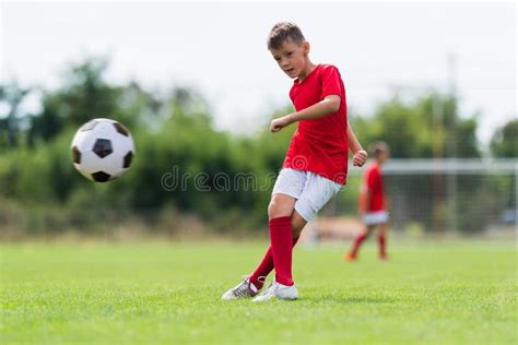 Muchacho Que Golpea El Bal N De F Tbol Con El Pie Foto De Archivo