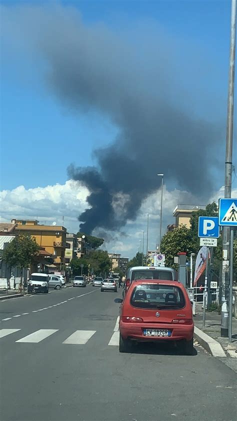 Incendio Roma Enorme Colonna Di Fumo Nero A Tor Cervara Capannone In