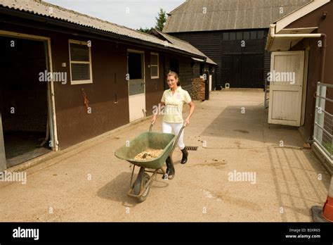 Mucking Out Girl Fotos Und Bildmaterial In Hoher Aufl Sung Alamy