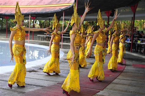 Chinese Dai ethnic dance editorial photo. Image of intense - 17674716