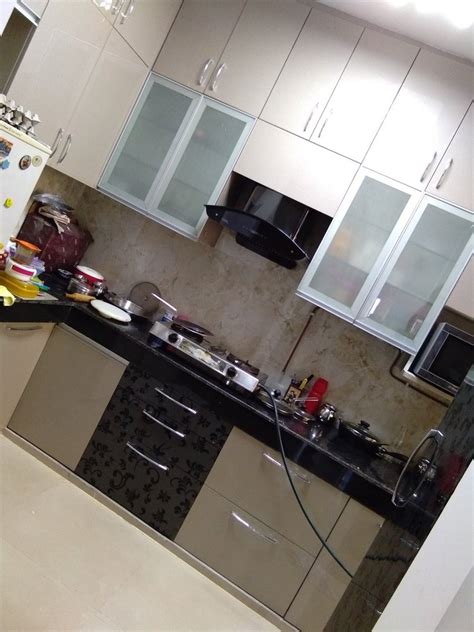 Modern Glossy Wooden Kitchen Cabinet Wall Mounted At 1450 Sq Ft In Noida