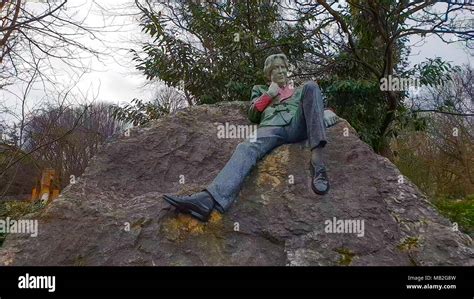 Oscar Wilde statue in the city of Dublin Stock Photo - Alamy