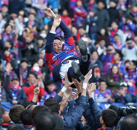 ＜fc東京・川崎f＞引退するfc東京・梶山は胴上げされる（撮影・西尾 大助） ― スポニチ Sponichi Annex サッカー