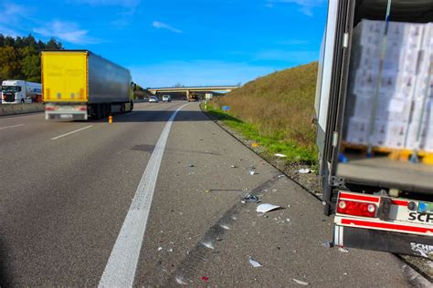 Zwei Verletzte Personen Bei Unfall Auf A Zwischen Pforzheim West Und