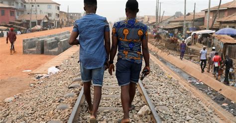 La policía de Nigeria irrumpió en una boda gay y arrestó a 67 personas Infobae