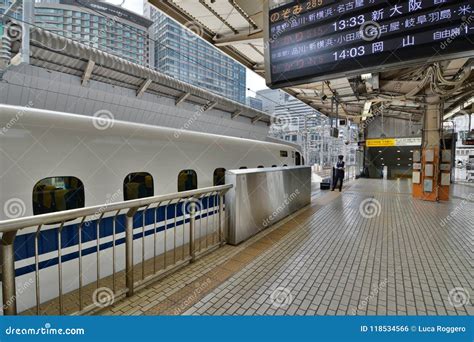 Tokaido Shinkansen Platform. Tokyo Station. Tokyo. Japan Editorial ...