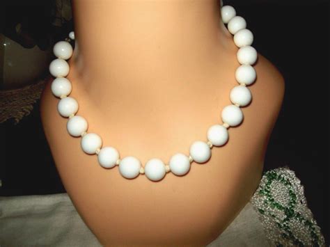 VINTAGE TRIFARI SUMMER WHITE MILK GLASS BEAD NECKLACE Gem