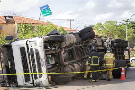 Caminh O Carregado De Cerveja Tomba Em Rotat Ria Na Zona Sudeste De