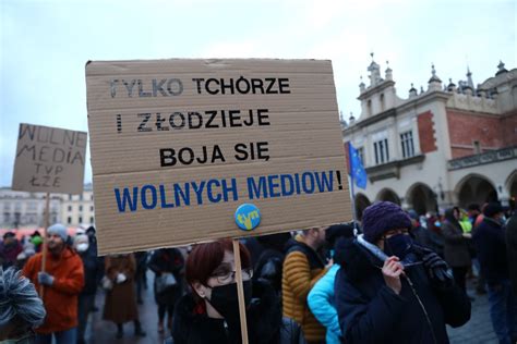 Protesty przeciwko lex TVN w całej Polsce