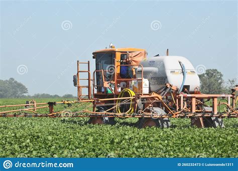 Trator Pulveriza Química E Pesticidas Em Campo Legumes Imagem de