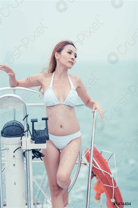 Sexy asiática chica en un bikini blanco en un foto de stock Crushpixel