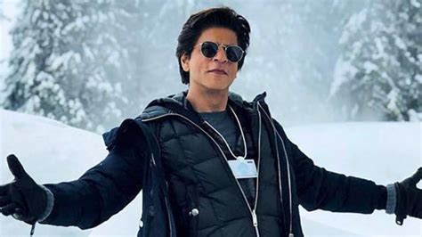 Watch Shah Rukh Khan Is Back To Doing His Signature Pose